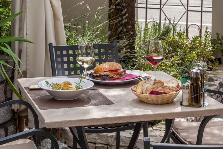 dining in side yard place